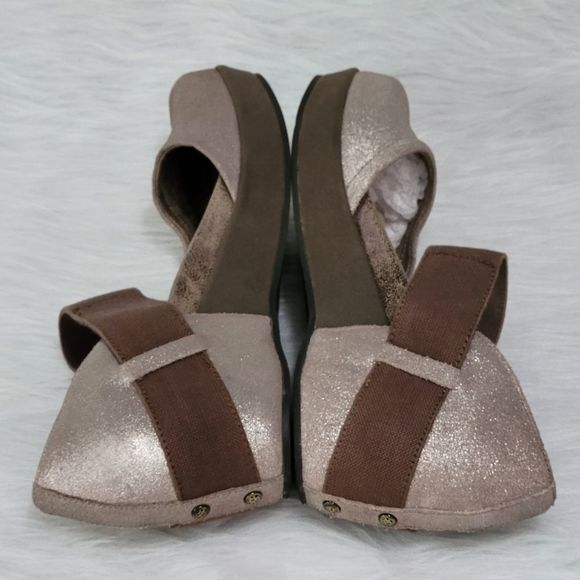USED IN GREAT CONDITION, OTBT SANDALS IN BRONZE COLOR! - Picture 2 of 7